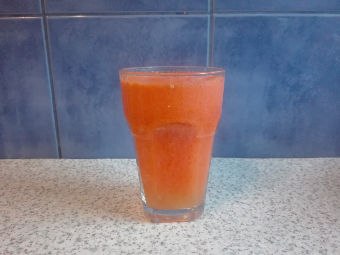 świeży sok owocowo warzywny marchew pomarańcz jabłko