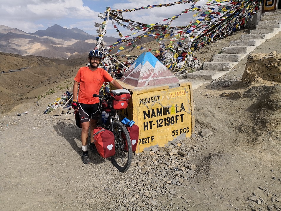 Rowerem przez Himalaje. Pokonał 1300 km przez najwyższe przełęcze świata.
