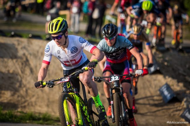 Rowerowy savoir-vivre. Bartek Wawak tłumaczy jak poruszać się w miejskiej dżungli i nie tylko