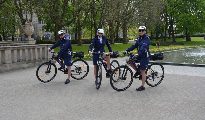 Patrol drogówki na rowerach Krossa pilnuje porządku w Poznaniu
