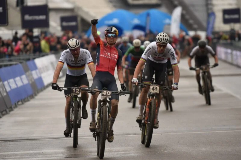 Laura Stigger i Tom Pidcock atomowymi finiszami wygrywają short race (XCC) | Puchar Świata, Nove Mesto na Morave | RELACJA