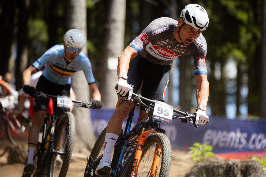 Mathieu van der Poel przekonał się, że kolarstwo górskie to nie rurki z kremem. Triumf Mony Mitterwallner oraz dublet Christophera Blevinsa. Natalia Grzegorzewska w Top20! | WHOOP UCI Mountain Bike World Series, Nové Město na Moravě | RELACJA